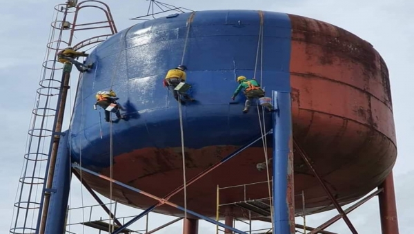 Caixa d'água do Seis de Agosto é pintada de azul e vira objeto de piada por semelhança com botija da Fogás